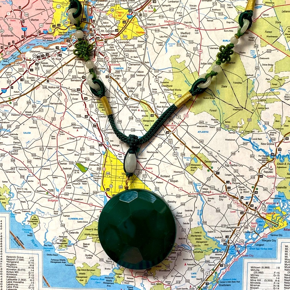 Jewelry green glass beaded necklace. - Picture 2 of 8